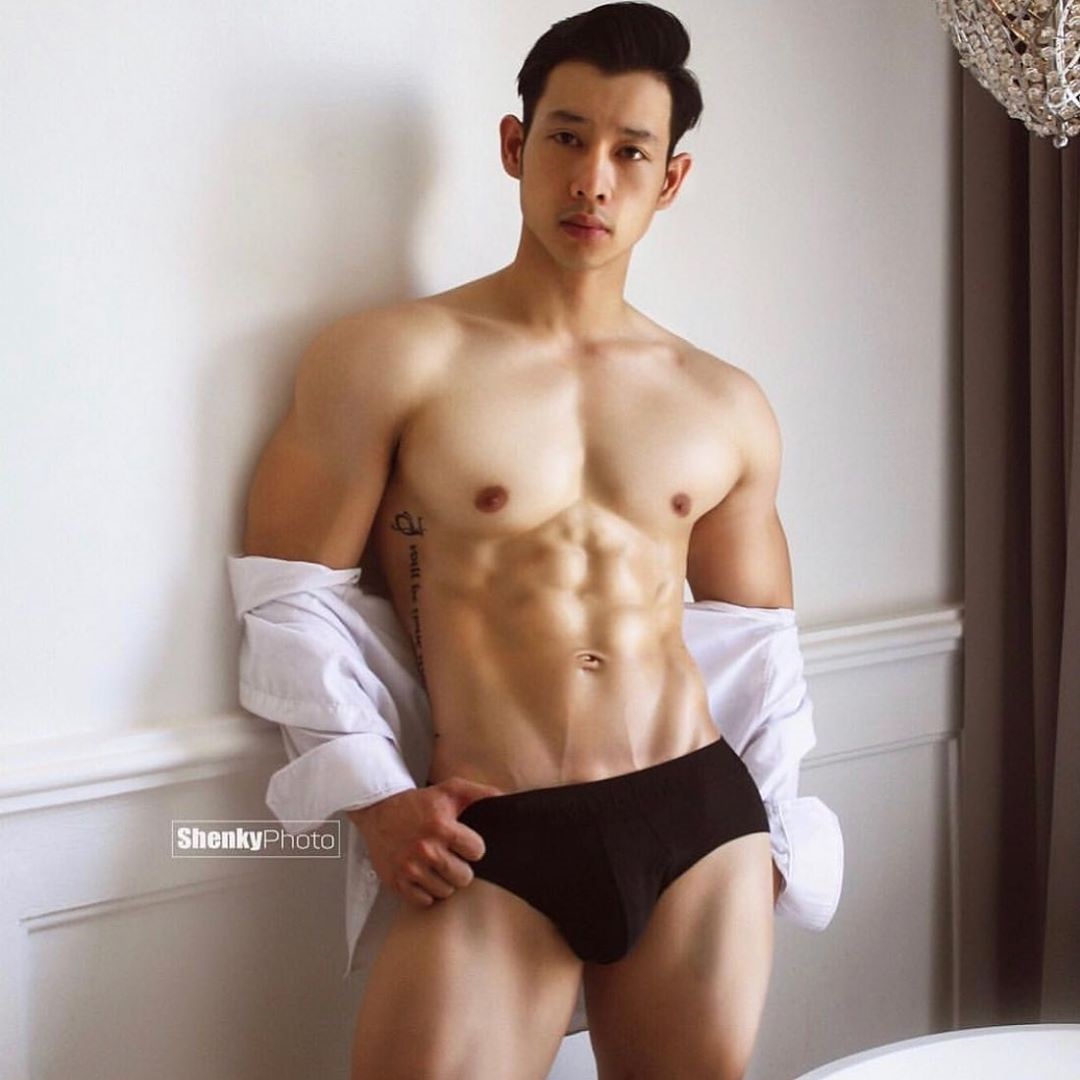 หนุ่ม nick duong ซิกแพคแน่นๆ